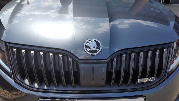 Grillrahmen schwarz glänzend Octavia 3 5E  -FACELIFT-