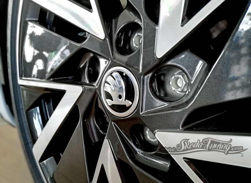 Nabendeckel mit SKODA-Logo schwarz / chrom