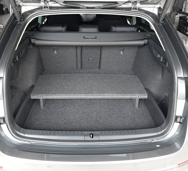 OCTAVIA 4 Combi - Ladeboden klappbar