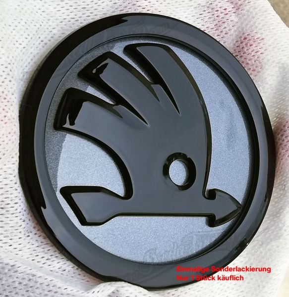 Skoda Enyaq Emblem mit Sonderlackierung Zweifarbig - Metallic-Grau / Schwarz