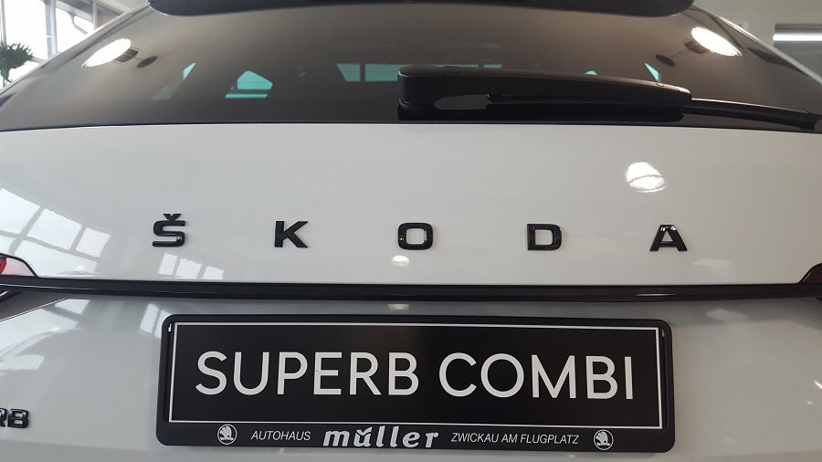 Škoda - Der ŠKODA Schriftzug am Heck des ŠKODA SUPERB prägt den  Gesamteindruck der Rückenansicht. Besonders auffallend ist auch die  Chromleiste, die eine Verbindung zwischen den Voll-LED-Leuchten schafft.
