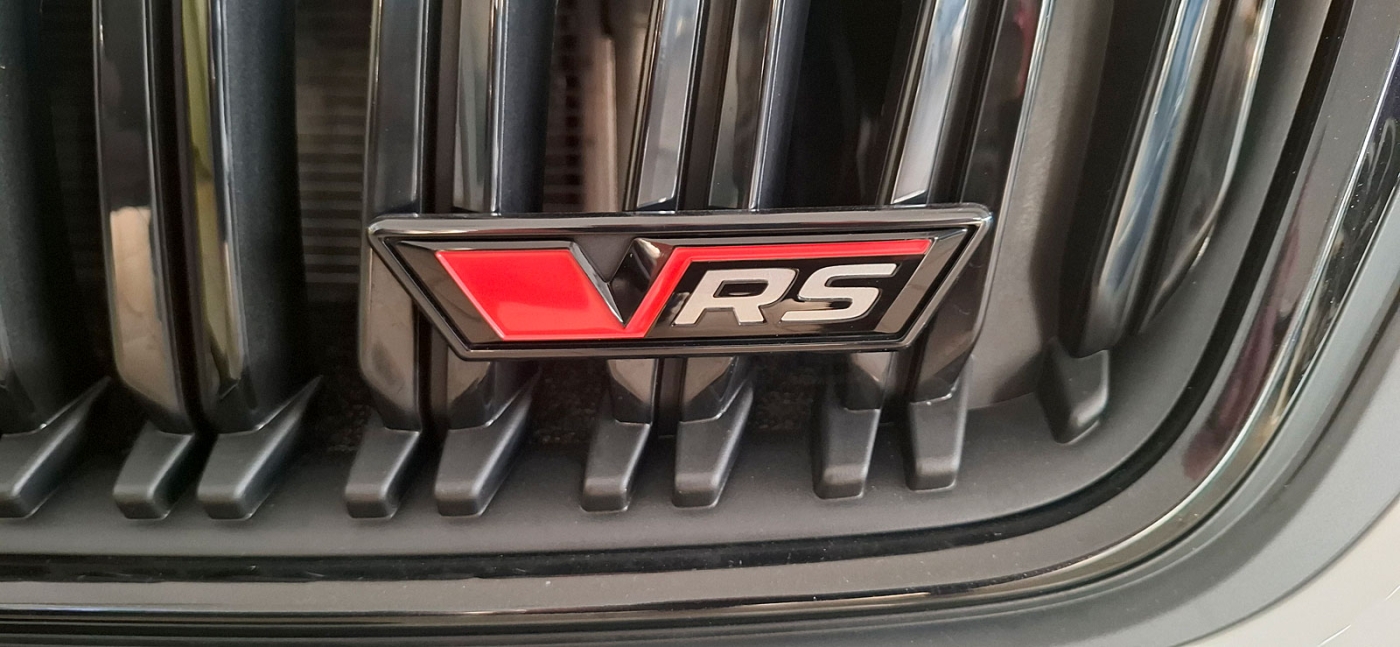 OCTAVIA 4 FL - VORN - Schriftzug "VRS" rot/silber/schwarz