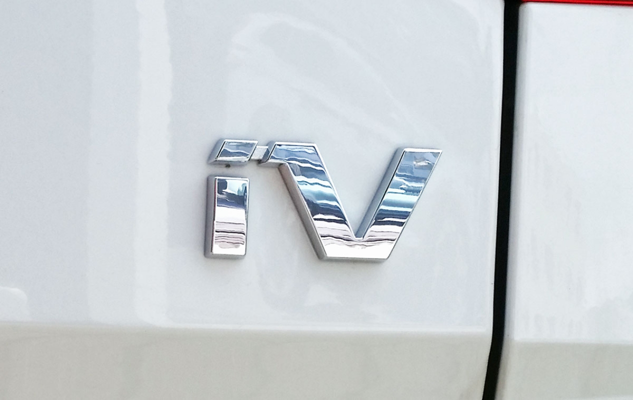 Schriftzug "iV" für Enyaq