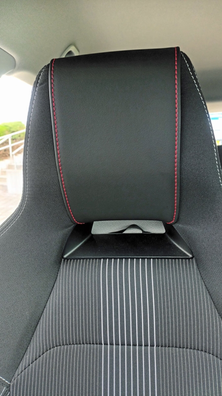 Tablethalter mit Rückenlehnenschutz/Organizer und Trittschutz - nur für Fahrzeuge mit Sportsitz Kodiaq und Karoq